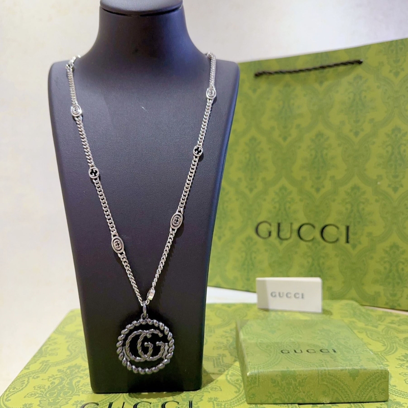 G*u*i necklaces